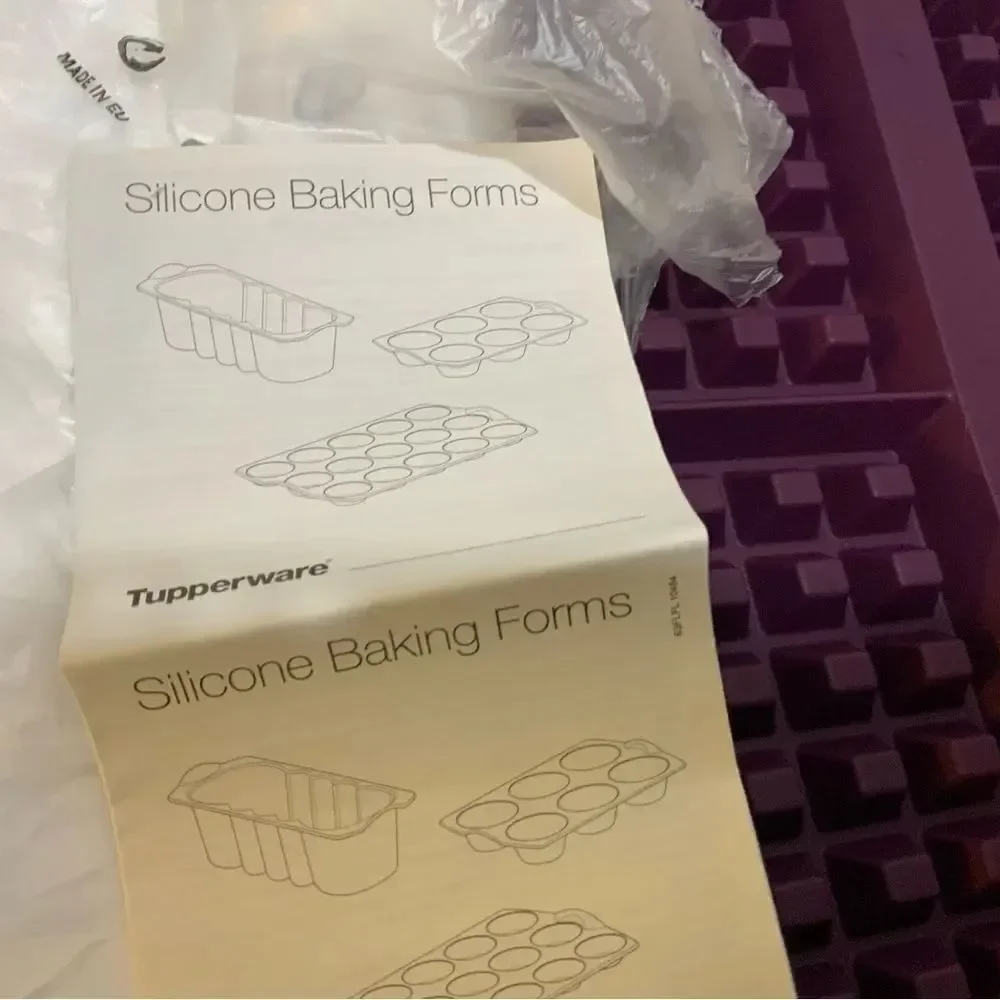 New Tupperware Silicone Waffle Form Pan